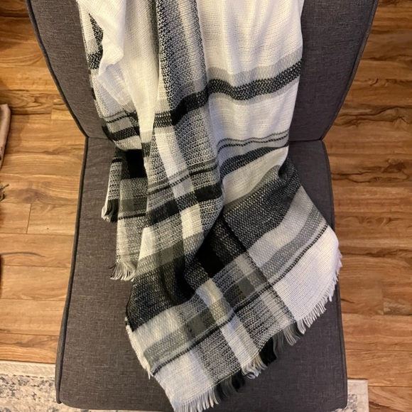 White and Gray Plaid Blanket Scarf - Picture 1 of 1
